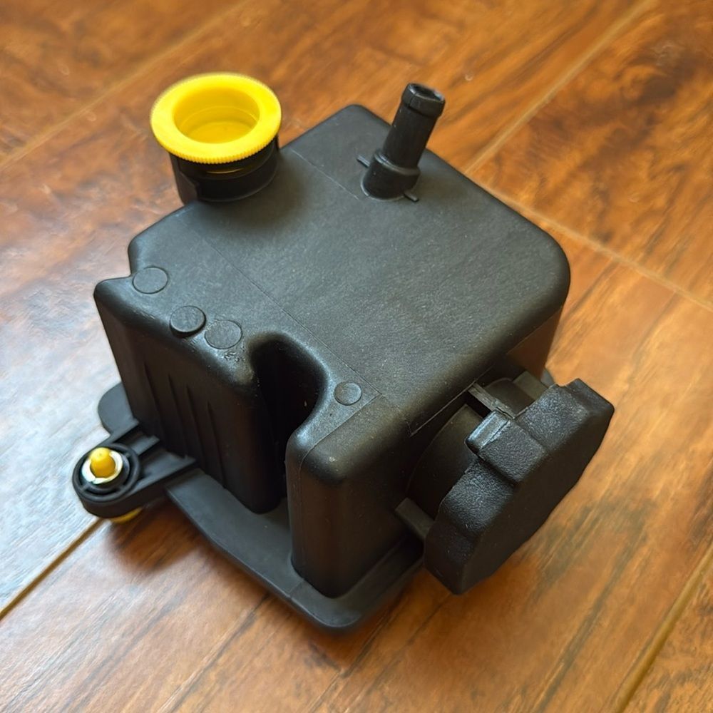 NWT URO Parts 0004600183 Power Steering Reservoir, without O-ring
